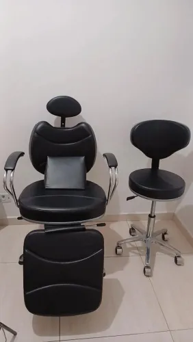CADEIRA DE MAQUIAGEM PARA DESIGNER DE SOBRANCELHAS
