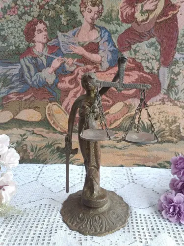 antiga estatueta de bronze da Dama da Justiça