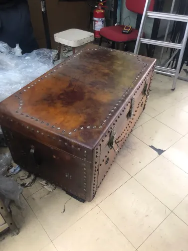 Baú antigo de couro