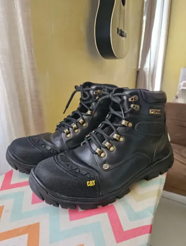 Bota Caterpillar 44 - Couro Premium Preta (Pouco Usada)