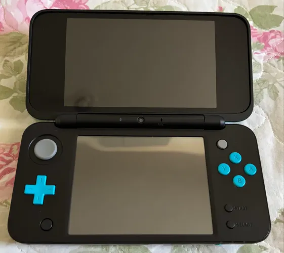 Console New Nintendo 2DS XL pouco usado e desbloqueado, cartão SD com mais de 400 jogos.