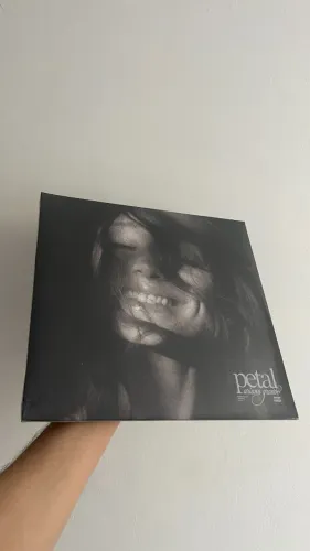 LP Petal - Ariana Grande (Vinil Translucent Pearly White)
