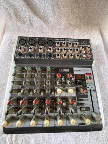 Mesa de Som e Microfone Behringer