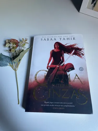 Livro Uma chama entre as cinzas