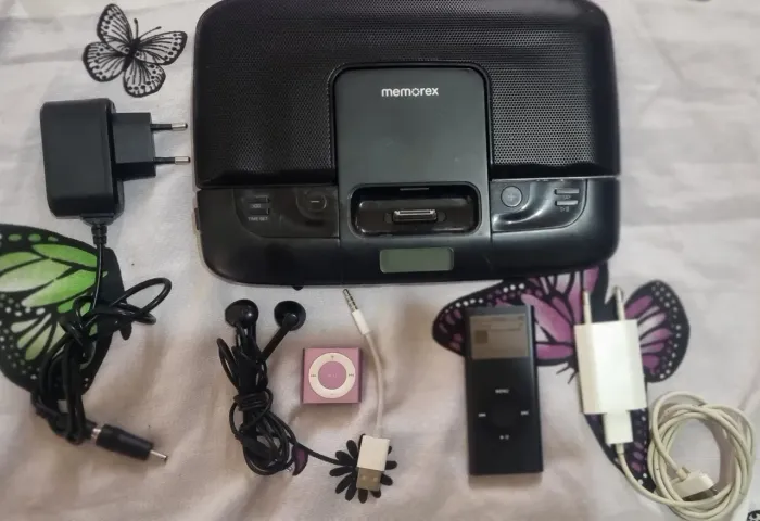 Dois ipods o preto 8 gigas o rosa 2 gigas,caixa mamorex fone e cabos