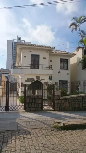 MOINHOS IMOBILIARIA aluga excelente casa com estacionamento próx. Shopping Praia de Belas