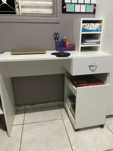 Mesa de estudo completa são três móveis 