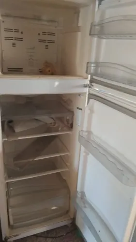 Vende-se uma geladeira pra retirada de pecas