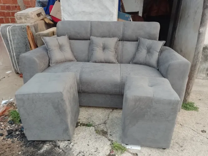 Vendo sofá de 3 lugares com 3 almofadas e 2 pulfs. 