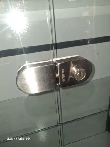 EXCELENTE VITRINE COM ILUMINAÇÃO. 