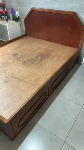 Cama de casal em madeira