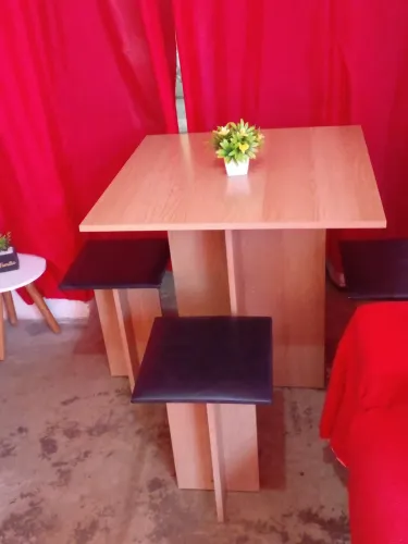 Vendo mesa de madeira com 4 bancos