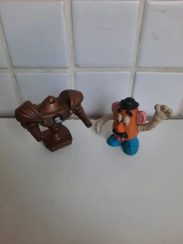 Bonecos miniaturas do Cabeça-de-Batata e do Robô do filme Toy Story