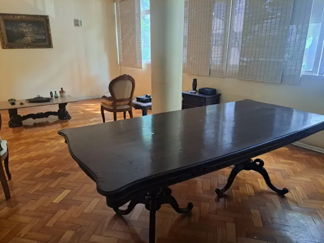 Mesa de madeira de excelente qualidade