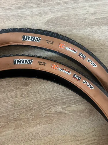 Par Pneus 29 MTB maxxis ikon tubeless faixa bege