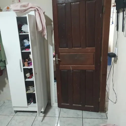 Vende-se porta de madeira