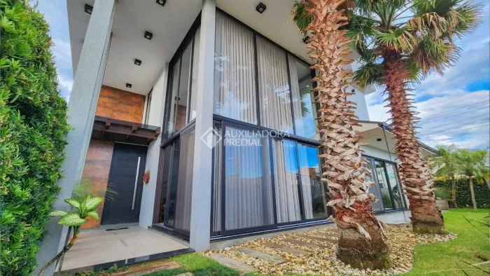 CASA DE ALTO PADRÃO EM GAROPABA - CONFORTO, SOFISTICAÇÃO E LOCALIZAÇÃO PRIVILEGIADA.