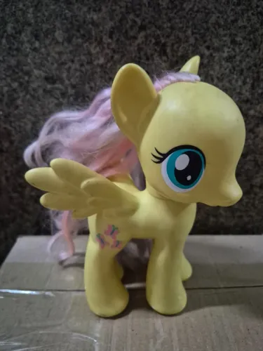Fluttershy da linha My Little Pony (G4) da Hasbro, medindo aproximadamente 21 cm