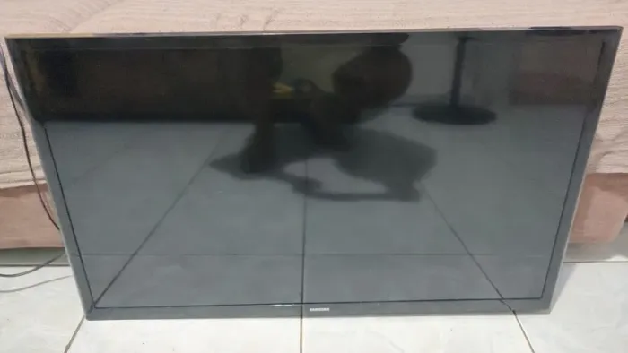 TV Samsung 32" (Modelo UN32J4000) apenas problema na tela.