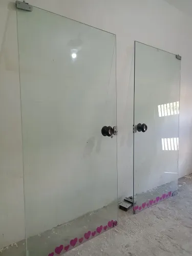 Vende-se porta de vidro usada em perfeito estado