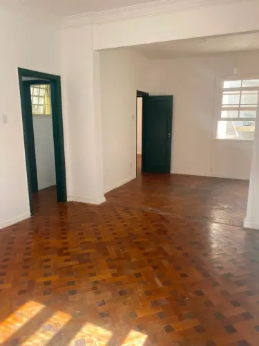 Apartamento 3 min a pé da estação de metrô Antero de Quental e a 9 min a pé da praia do Le