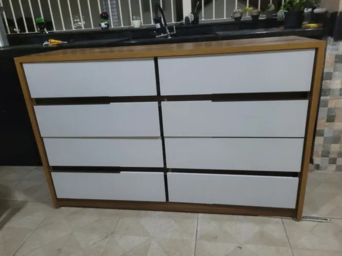 Cômoda de 8 gavetas, entrego.