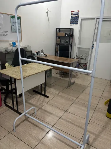 Arara de roupas branca