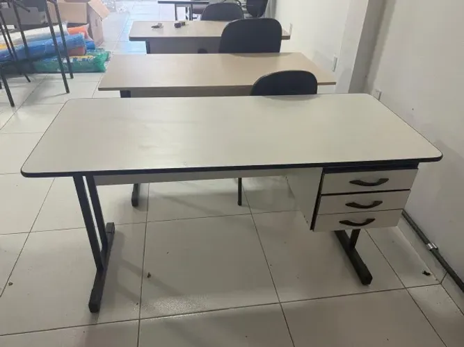 Mesa escritório com 03 tampo 1.20, com estrutura em Metalom 50x30 Valor 280,00