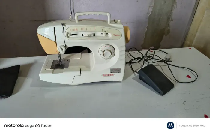 Máquina de costura SINGER CARINA - 220V - Ótimo estado