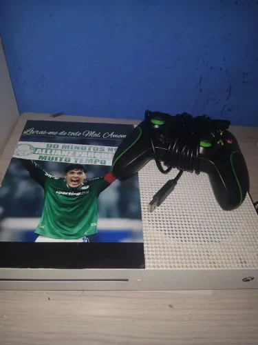 Vendo Xbox one usado em bom estado ideal pra quem curte jogar sozinho ou com amigos