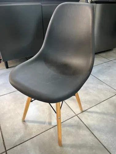 Cadeira Eames Eiffel Preta