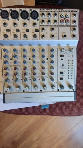 Mesa de som Behringer Eurorack 802A - 8 cainais