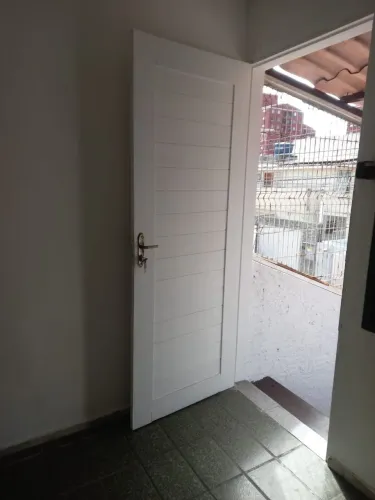 Aluga-se excelente casa (1° andar) próximo ao Hospital do Coração
