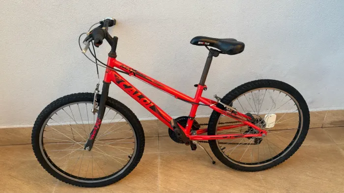 Bicicleta Caloi vermelha em bom estado