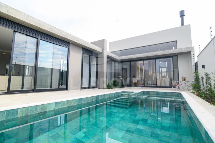 Casa semimobiliada à venda com piscina e espaço gourmet