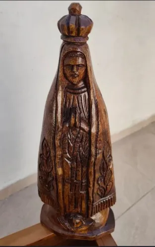 Imagem nossa senhora Aparecida. Feita em madeira de lei. Maciça.