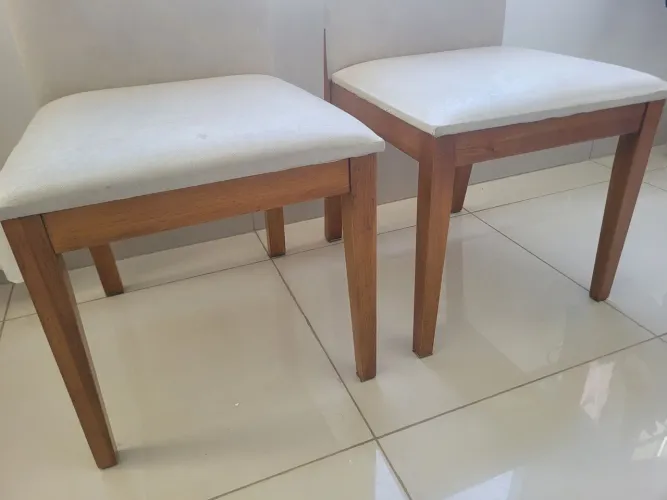 Vendo conjunto de 4 cadeiras para sala e mesa de jantar, pés em madeira revesti. em corino