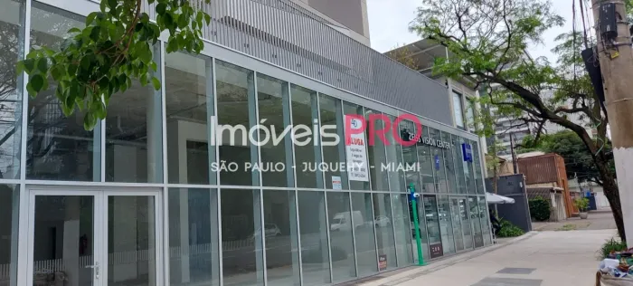 Loja totalmente revestida em vidro