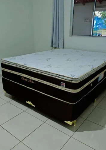 Cama Queen. Disponível