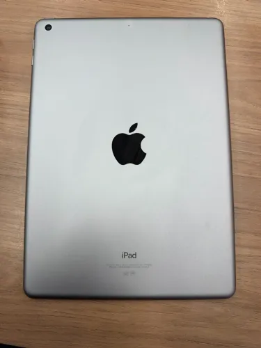 O iPad de quinta geração, sem nenhum arranhão ou amassado.