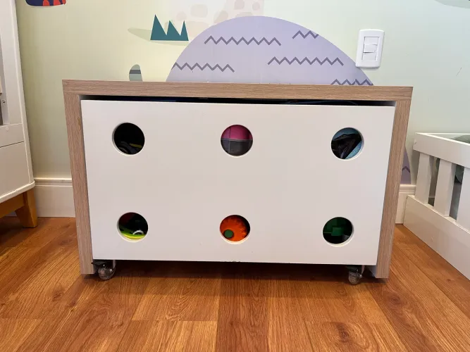 Caixa de brinquedos MDF com rodinhas