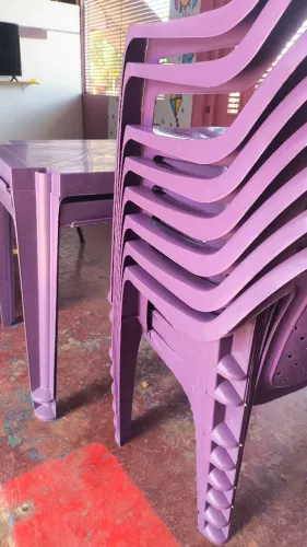 2 mesas e 8 cadeiras semi nova, tudo por 350,00.