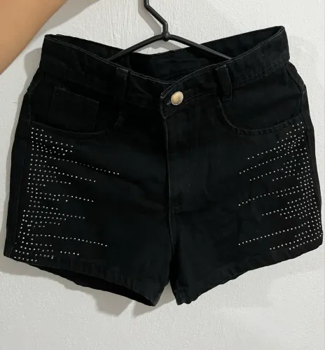Short jeans preto com detalhes em pedraria