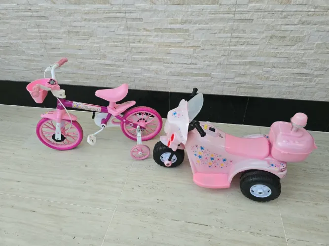 Bicicleta infantil e moto elétrica