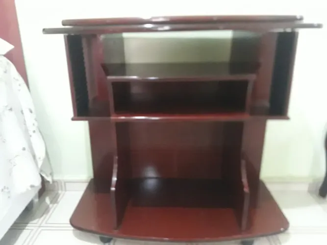 Estante em mogno com rodízios 
