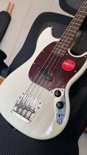 Baixo Mustang Squier Classic Vibes