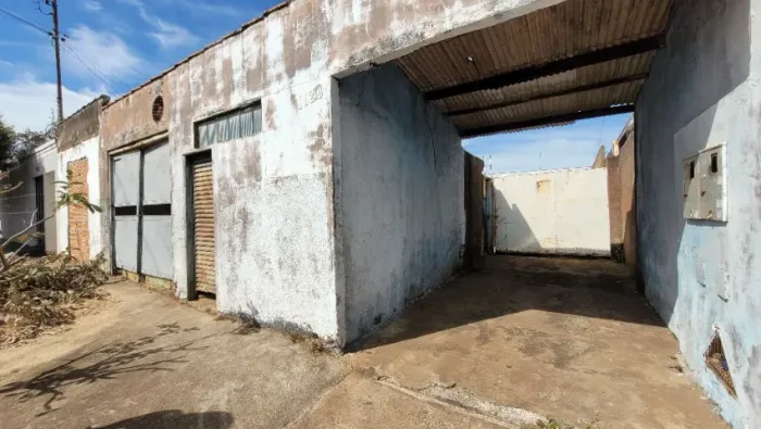 Imovel com 468.75 m² (12,5x37,5 m, barracão e duas casas no mesmo lote).