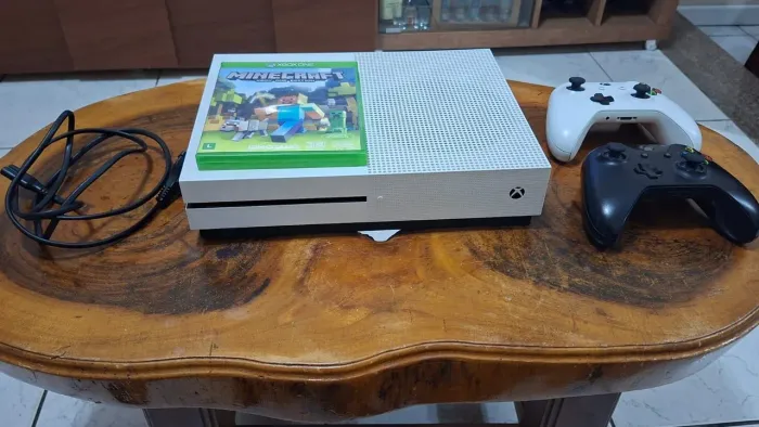 Xbox one s 1tb 2 controles + jogo mídia física