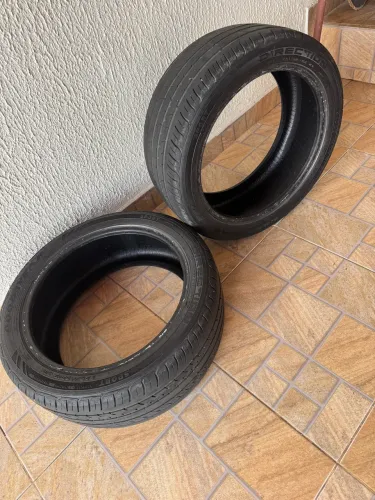 Pneu aro 17 225/45 usado meia vida