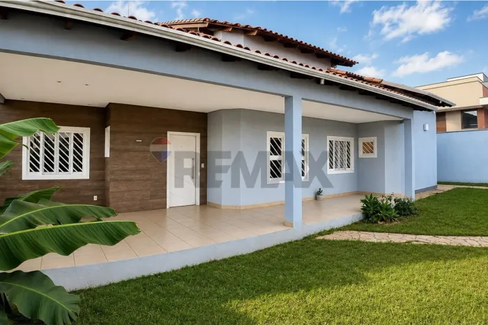 Casa Térrea na Rua do Jockey 800m² de Terreno 374m² Construídos 3 Suítes Escriturada Resid